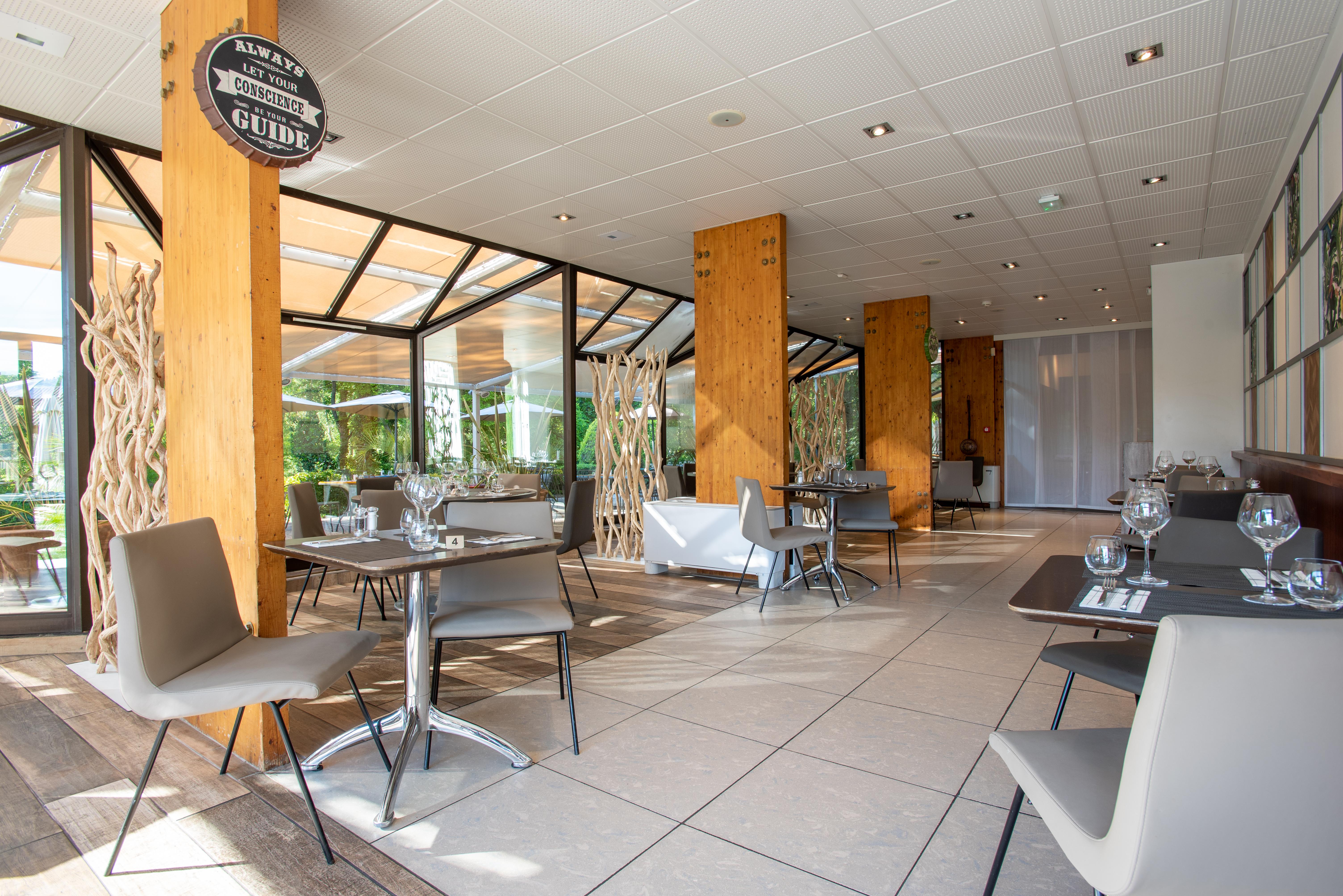 Novotel Pont De L'arc Hotel
