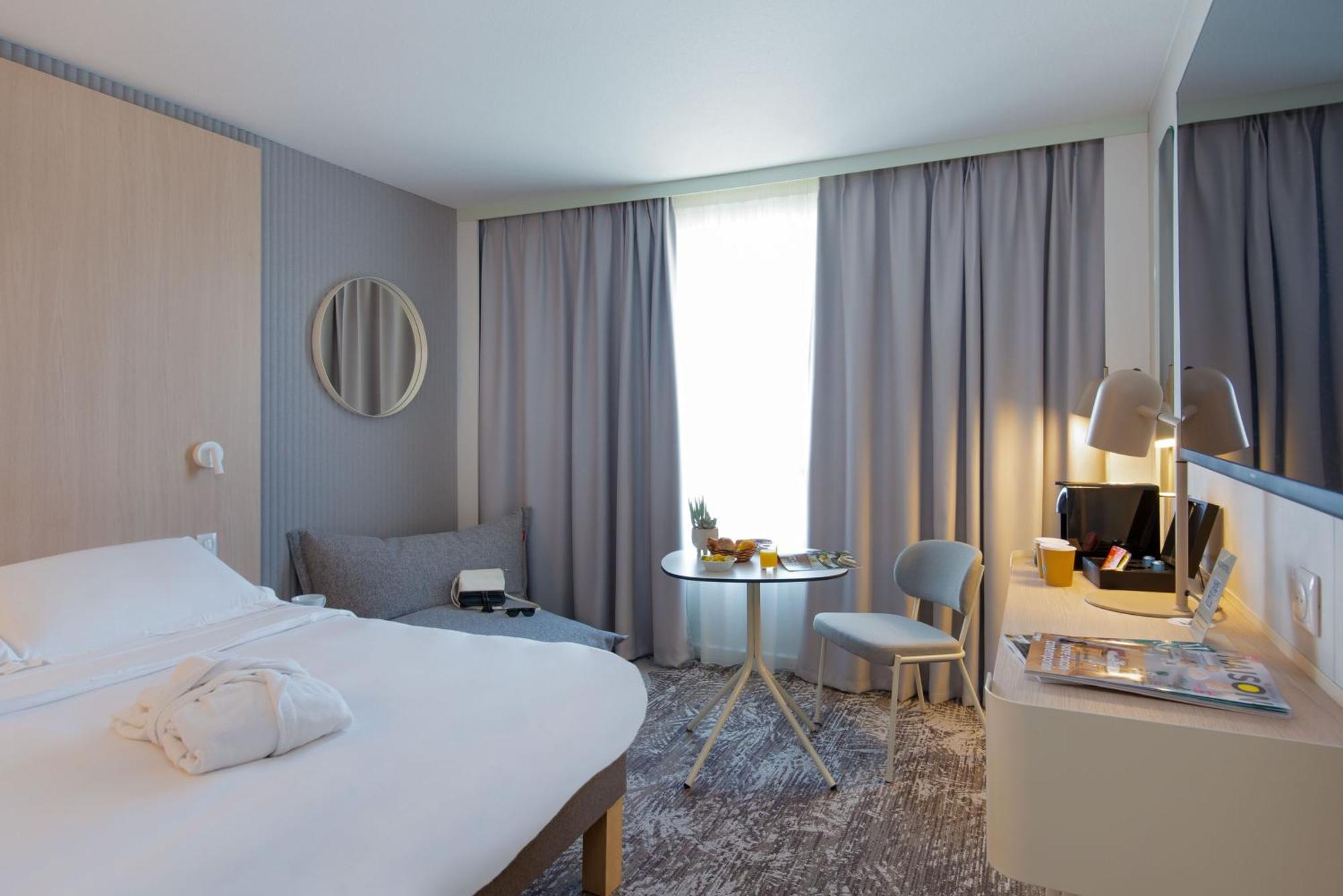 Hotel Novotel Pont De L'arc